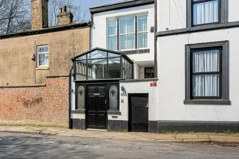 4 bedroom end of terrace house for sale