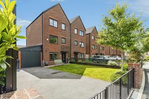 4 bedroom semi-detached house for sale