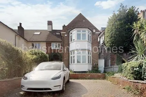 5 bedroom semi-detached house for sale