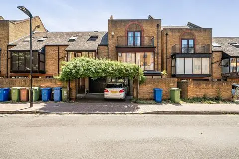 5 bedroom end of terrace house for sale