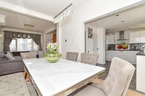 4 bedroom end of terrace house for sale