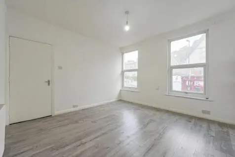 3 bedroom Flat to rent