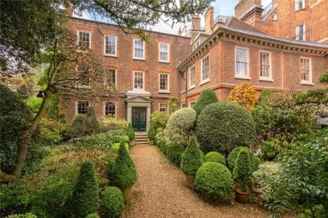 6 bedroom Link Detached House for sale