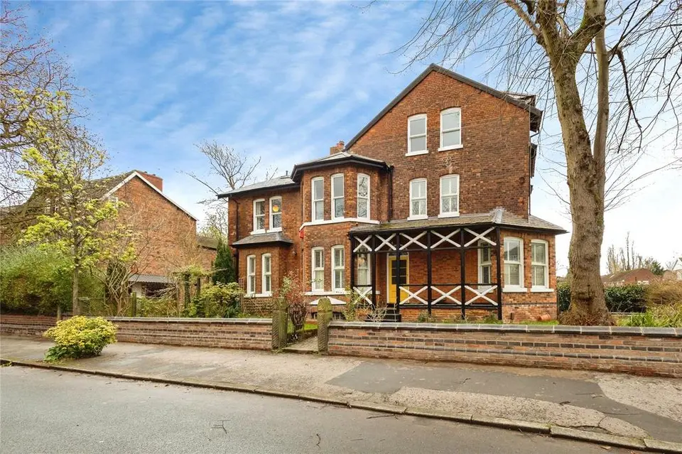 6 bedroom semi-detached house for sale